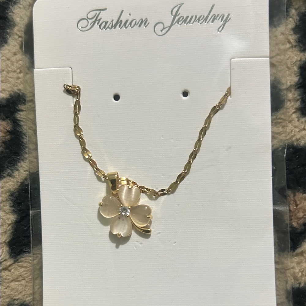 Gold Flower Pendant Necklace